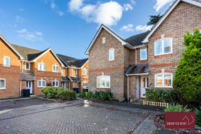 Woking, Knaphill - 2 Bed House - Parking & Garden